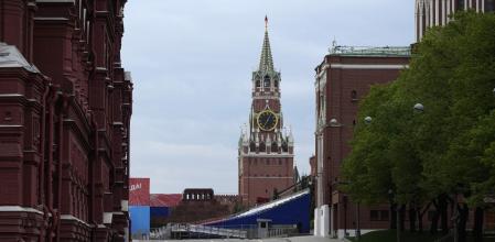 Una imagen de la plaza Roja de Moscú, cerrada para la preparación del desfile del 9 de Mayo
 (AP Photo/Alexander Zemlianichenko)