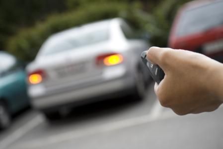 El mando a distancia abre y cierra las puertas del coche, pero también sube y baja las ventanillas