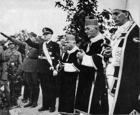 Stepinac y dos sacerdotes católicos en el funeral por el presidente del Parlamento croata, Marko Došen, en septiembre de 1944.