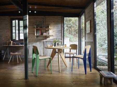 - Silla Standard en azul marcoule y verde trigo, con la mesa Gueridon, en el interior de la Maison Prouvé