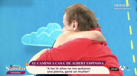 Sonsoles Ónega y Albert Espinosa se abrazan ante las lágrimas de emoción de la presentadora