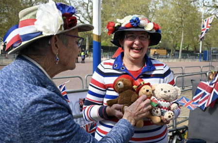 Otra fan, con tres peluches.