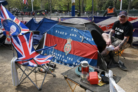 Los 'royal fans' se llevan a la acampada sus viandas y licores.
