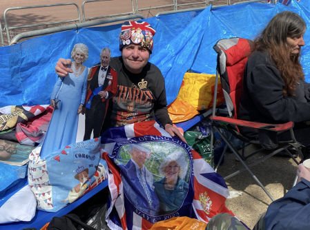 Hasta la camiseta de este fan lleva el nombre del rey.