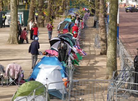 La acampada cubre todo el tramo desde Trafalgar Square al palacio de Buckingham.