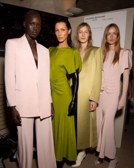 Bella Hadid con el vestido de la colección primavera-verano de Victoria Beckham