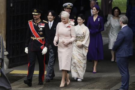 Los príncipes  Haakon y Mette Marit de Noruega, seguidos por los príncipes herederos de Japón Akishino y Kiko, a su llegada a Westminster