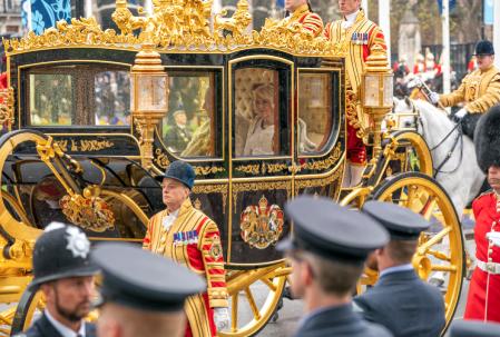 El rey Carlos III y la reina Camila son transportados en el carruaje estatal