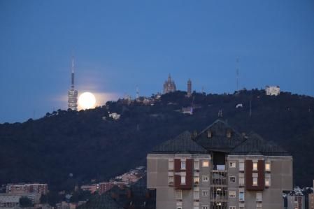 La luna se pone en Collserola.