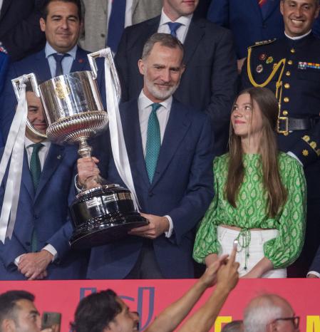 El rey Felipe VI y la infanta Sofia en la final de la Copa del Rey disputada en Sevilla