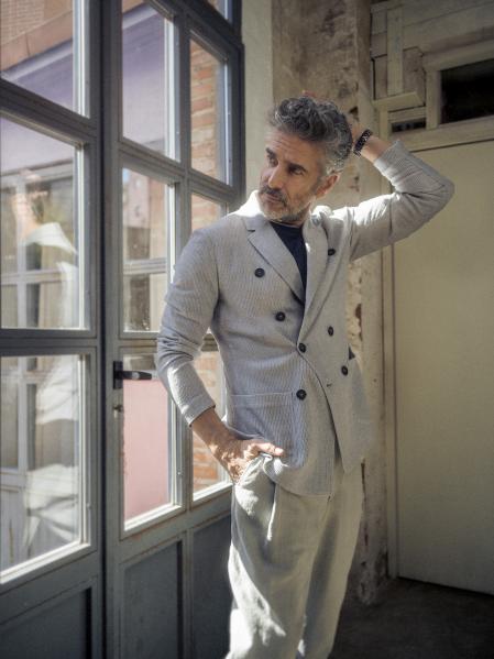 Chaqueta en cashmere y Jacquard de seda y pantalón en lino con pinzas, de Giorgio Armani. Camiseta con ribete en el cuello, de Mirto. Reloj J12 Calibre 12.1 en cerámica negra de alta resistencia y acero de Chanel