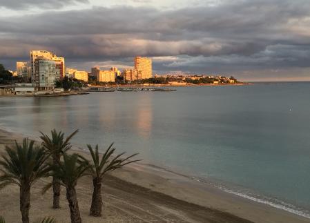 Al fondo de la imagen, el cabo de la huerta, o cap d l'horta, tal como se ve desde la playa de La Albufereta.