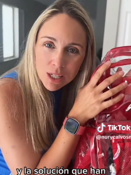 La madre muestra la polémica mochila