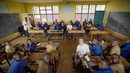 Olga y Carlos en un aula del campo de un campo de refugiados en Ruanda.