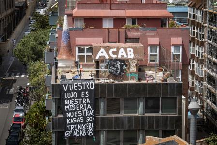 Una de las pancartas colgadas en uno de los edificios okupados
