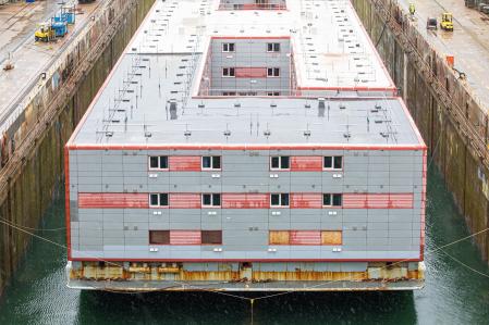 La 'solución habitacional' que ofrece el 'Bibby Stockholm', hasta ahora atracado en el puerto de Génova