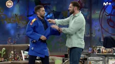 Niko Shera muestra a Broncano una llave de judo