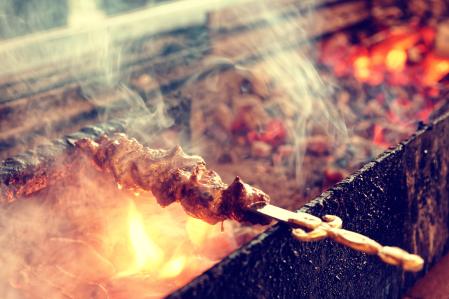 Pinchos de carne de cordero, la especialidad gastronómica de Kuntepa