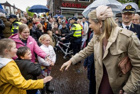 La reina Máxima saluda a unas niñas en su visita a las islas de Wadden