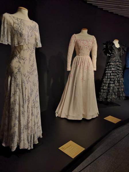 Elegantes vestidos en la exposición del Museo Textil de Terrassa.