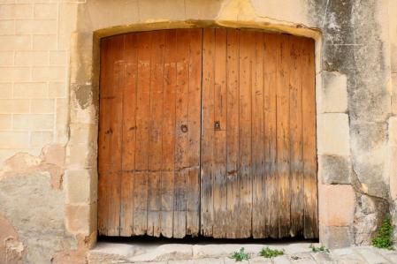 Puerta por la que el gato de Bengala se cuela al huerto del monasterio de Pedralbes.