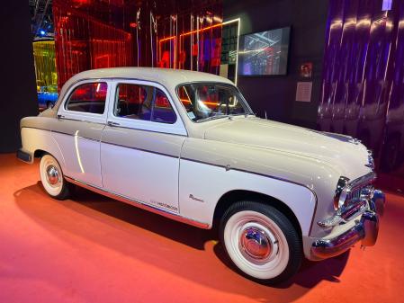 Con una carrocería autoportante y diseño de estilo americano, el 1400 fue un automóvil muy avanzado en su época