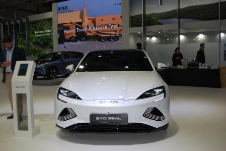 El Seal es uno de los modelos eléctricos que se exhiben en el stand de BYD&nbsp;