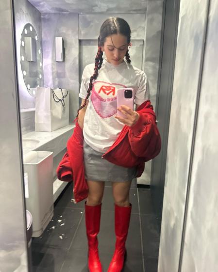 Rosalía con la camiseta con la R entrelazada de su firma de merchandising