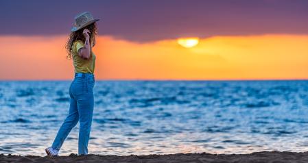 El amanecer en la playa en Fuengirola (Málaga).