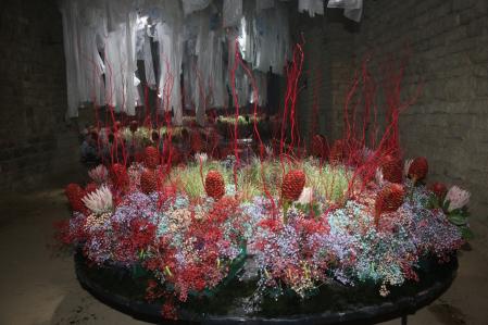 El montaje que decora el subterráneo de la Catedral de Girona hace reflexionar sobre los plásticos que acaban en el mar.