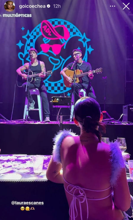 Escanes viendo a su novio cantando