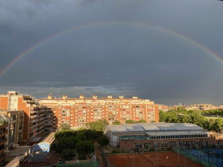 Arco iris retratado desde la terraza de casa, en Barcelona.