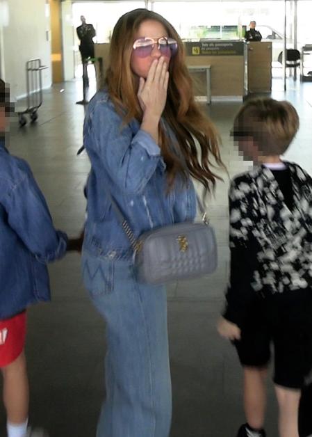 Shakira llega al aeropuerto de Barcelona acompañada de sus dos hijos para coger un avión rumbo a Miami a 02 de Abril de 2023 en Barcelona (España).,Image: 766731337, License: Rights-managed, Restrictions: , Model Release: no, Pictured: SHAKIRA,MILAN PIQUE MEBARACK,SASHA PIQUE, Credit line: Europa Press / Europa Press / ContactoPhoto