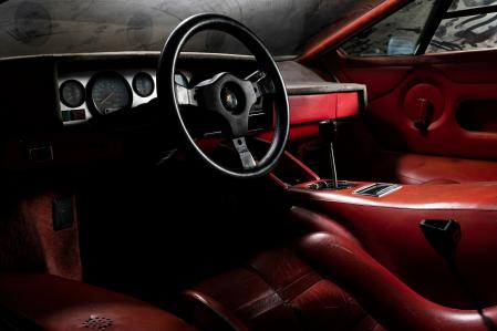 Lamborghini Countach tiene una tapicería de color rojo
