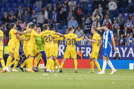 Los jugadores del FC Barcelona celebran proclamarse campeones de LaLiga Santander tras ganar al Espanyol este domingo en el RCDE Stadium de Cornellá de Llobregat (Barcelona)., PARTIDO, VICTORIA, BARÇA, CAMPEON DE LIGA, DESCONOCIDO