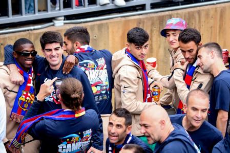 Pedri, rodeado de compañeros, con un refresco de naranja