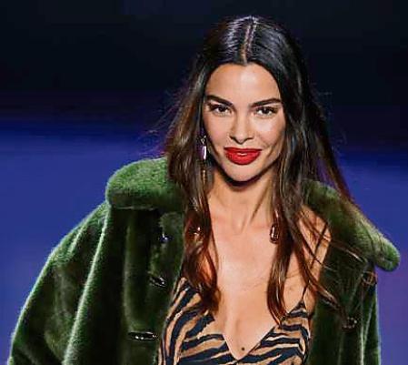 -FOTODELDÍA- MADRID, 18/02/2023.- La modelo Joana Sanz, mujer del futbolista Dani Alves, luce las creaciones de la firma Lola Casademunt en la de Mercedes-Benz Fashion Week Madrid, este sábado en el recinto ferial IFEMA de Madrid. EFE/Daniel Gonzalez