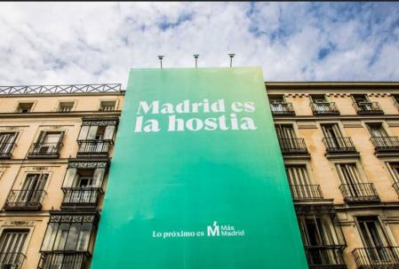 Más Madrid también ha colocado una lona gigante