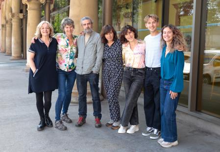 La directora y los intérpretes de 'Les amistats perilloses' en el Teatre Lliure