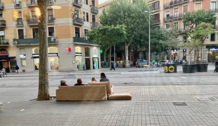 Charlando cómodamente en la Ronda de Sant Antoni (Barcelona).