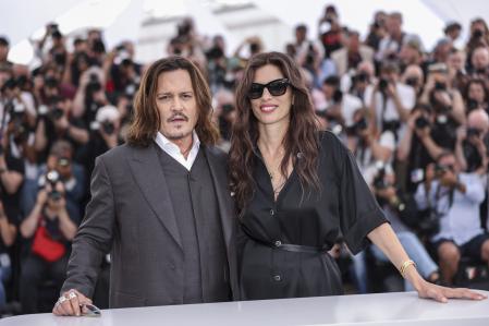 Johnny Depp y Maïwenn posan para los medios gráficos en el festival de Cannes