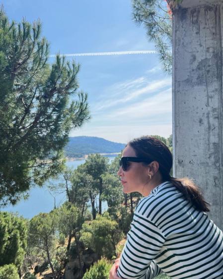 Tamara Falcó con la camiseta de rayas en el rodaje de su nueva campaña para OPI