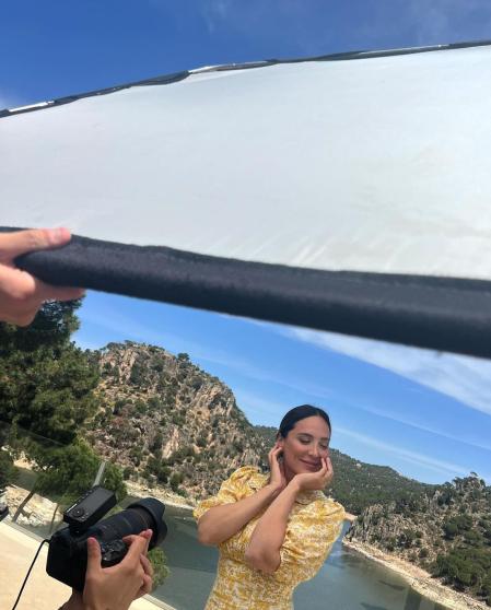 Tamara Falcó con vestido amarillo estampado