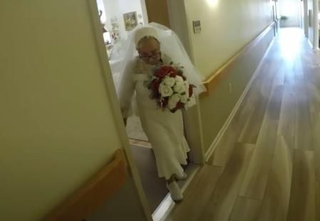 En el enlace consigo misma la acompañaban sus amigos de la residencia donde vive