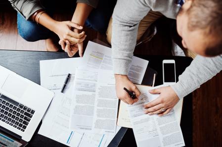 Antes de firmar con la aseguradora, conviene revisar con atención la letra pequeña&nbsp;