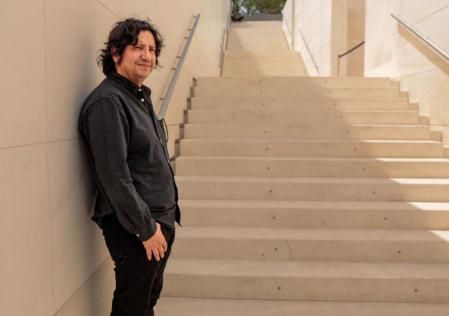 El escritor chileno Alejandro Zambra ayer durante su paso por Barcelona para presentar 'Literatura infantil'