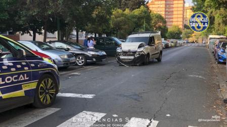 Furgoneta con el que chocó el conductor ebrio arrestado en Sevilla.