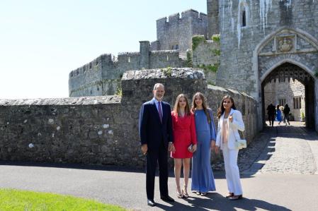 La princesa Leonor, junto a los Reyes y la infanta Sofía, este sábado, en el recinto del Atlantic College de Gales
