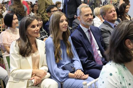 Los Reyes y la infanta Sofía, junto al rey Guillermo de los Países Bajos, este sábado durante la graduación de la princesa Leonor y la princesa Ariana de Holanda
