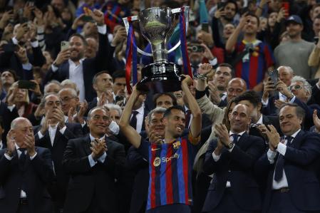 Sergio Busquets levanando el trofeo de la Liga